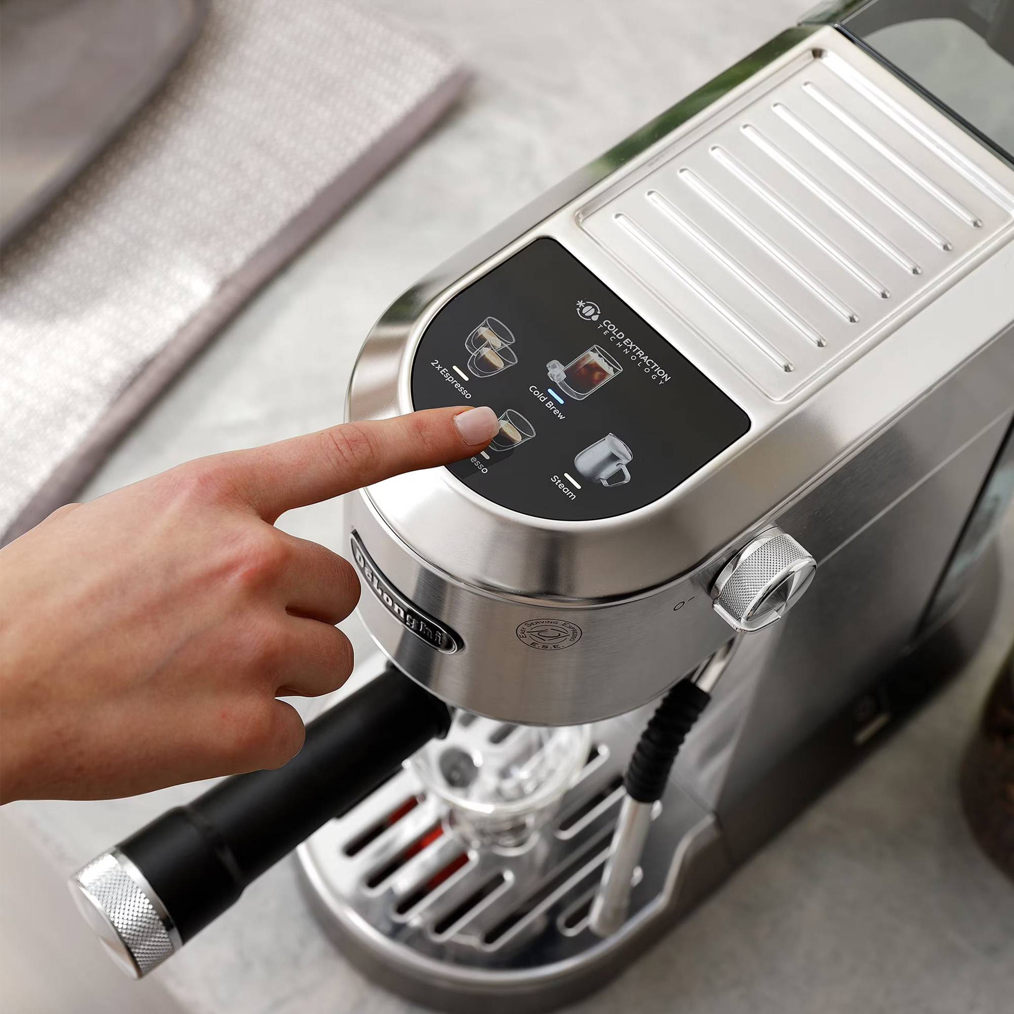 De'Longhi Dedica Duo EC890.M – Espresso aparat s Cold Brew funkcijom